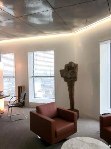 Walter-Schembs-Holz-Bronze-Skulpturen-Deutsche-Bank-Frankfurt-3