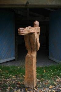 Walter-Schembs-Holz-Skulptur-Pfahl-Sitzer