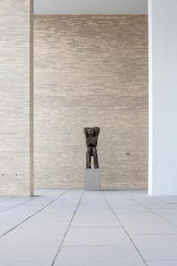 Walter-Schembs-Lesenender-Bronze-Skulptur-Landesbibliothek-Hessen-Darmstadt-2013-3