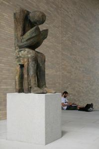 Walter-Schembs-Lesenender-Bronze-Skulptur-Landesbibliothek-Hessen-Darmstadt-2013-4