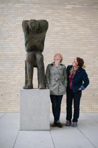 Walter-Schembs-Lesenender-Bronze-Skulptur-Landesbibliothek-Hessen-Darmstadt-2013-5