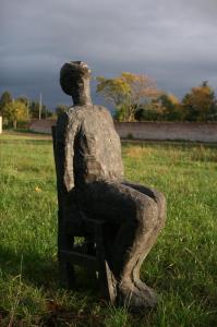 Walter-Schembs-Skulptur-Stuhl-Sitzender-Stuhlmensch-Bronze-2000